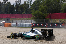 Nico Rosberg, Mercedes AMG F1 W07 Hybrid viene a un alto después de un primer choque de vuelta con L