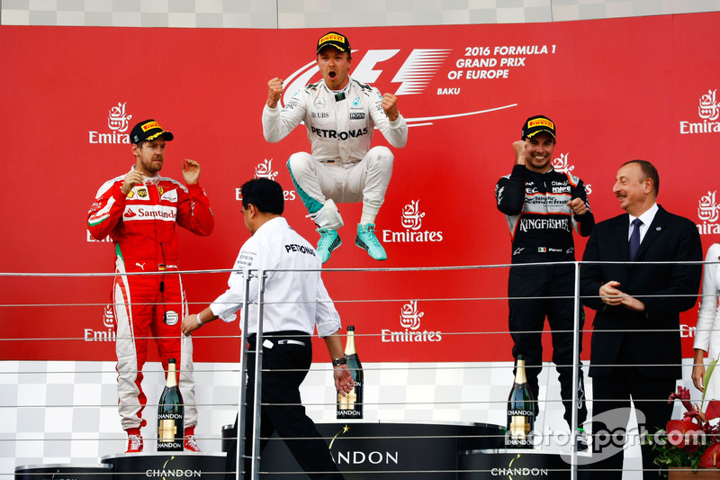 Sebastian Vettel, Ferrari, segundo; Nico Rosberg, Mercedes AMG F1, ganador; Sergio Pérez, Sahara Force India F1