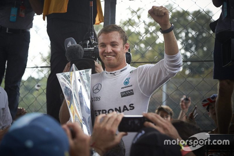 Race winner Nico Rosberg, Mercedes AMG F1 celebrates