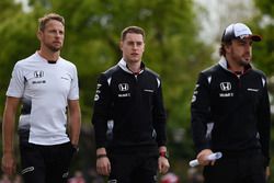 Jenson Button, McLaren, Stoffel Vandoorne, McLaren piloto de pruebas y de reserva yFernando Alonso, McLaren