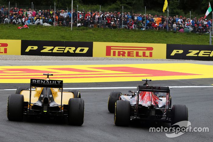 Jolyon Palmer, Renault Sport F1 Team RS16 y Carlos Sainz Jr., Scuderia Toro Rosso STR11