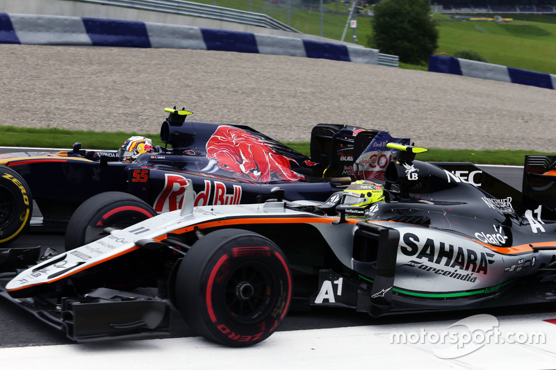 Carlos Sainz Jr., Scuderia Toro Rosso STR11 dan Sergio Perez, Sahara Force India F1 VJM09 battle for