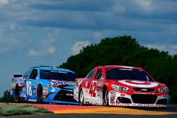 Kyle Larson, Chip Ganassi Racing Chevrolet, Kyle Busch, Joe Gibbs Racing Toyota