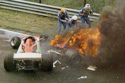 Unfall: Niki Lauda, Ferrari 312T2, im Streckenteil Bergwerk