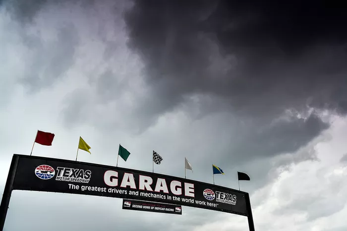 A etapa do Texas da Indy era para ter acontecido no sábado à noite, foi adiada para o domingo à tarde e remarcada para o dia 27 de agosto