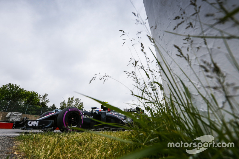 #5: Jenson Button, McLaren MP4-31, in Montreal