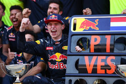 Переможець Макс Ферстаппен, Red Bull Racing, свяькує з командою