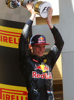 Переможець Макс Ферстаппен, Red Bull Racing святкує на подіумі