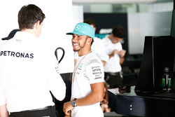 Льюис Хэмилтон, Mercedes AMG F1, и Тото Вольф, совладелец и исполнительный директор Mercedes AMG F1