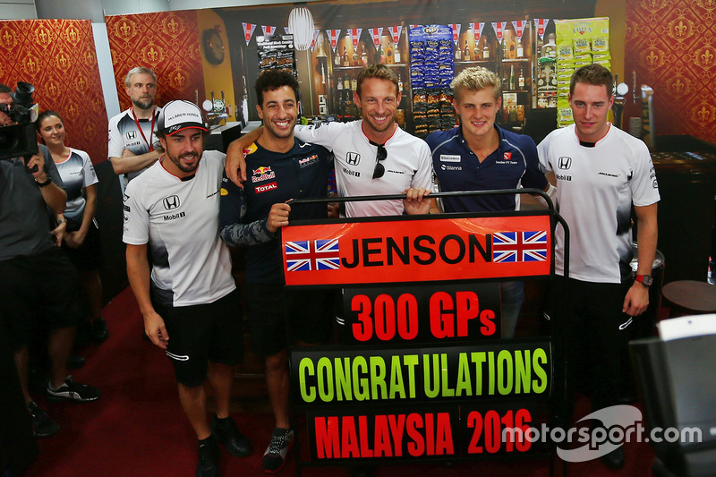 Jenson Button, McLaren celebra sus 300 GP con Fernando Alonso, McLaren; Daniel Ricciardo, Red Bull R