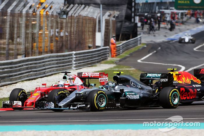 Vettel y Rosberg en la primera curva