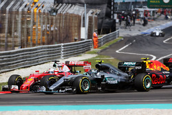 Sebastian Vettel, Ferrari SF16-H, Nico Rosberg, Mercedes AMG F1 W07 Hybrid, et Max Verstappen, Red Bull Racing RB12 se touchent au départ