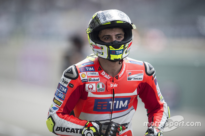Andrea Iannone corre na busca da moto reserva após queda durante classificação