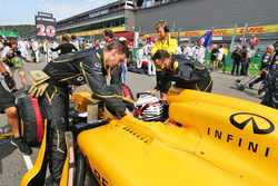 Kevin Magnussen, Renault Sport F1 Team RS16 en la parrilla