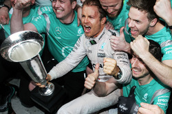 Il vincitore Nico Rosberg, Mercedes AMG F1 Team festeggia con il team