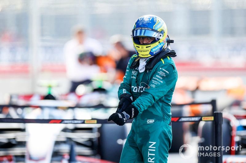 Fernando Alonso, Aston Martin F1 Team, en Parc Ferme tras la clasificación Sprint 