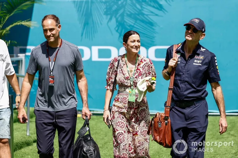 Oliver Mintzlaff, directeur général de Red Bull GmbH, Adrian Newey, Chief Technology Officer de Red Bull Racing, et son épouse Amanda Newey arrivent sur le circuit. 