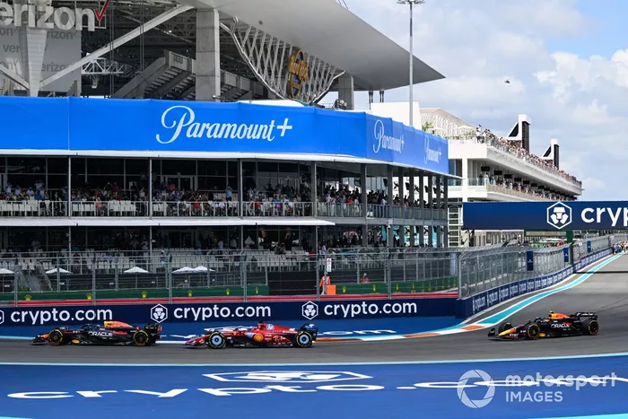 Max Verstappen, Red Bull Racing RB20, lidera Charles Leclerc, Ferrari SF-24, y Sergio Pérez, Red Bull Racing RB20.