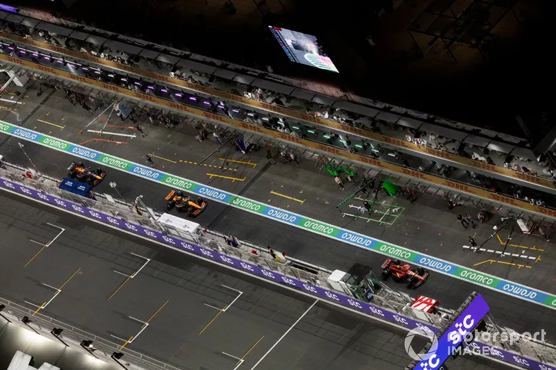 Carlos Sainz, Ferrari SF-24, Lando Norris, McLaren MCL38, Max Verstappen, Red Bull Racing RB20, dans la voie des stands. 