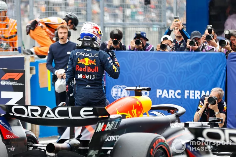 Max Verstappen, Red Bull Racing, célèbre la pole position au Parc Ferme