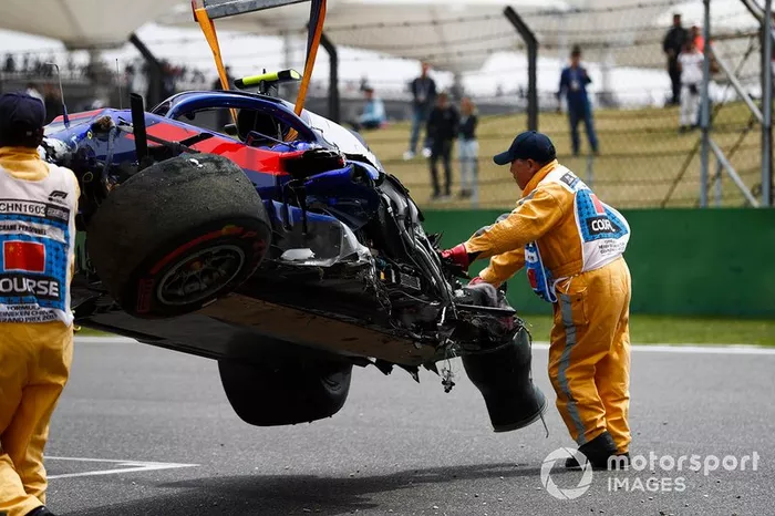 Los comisarios retiran el coche accidentado de Alexander Albon, Toro Rosso STR14