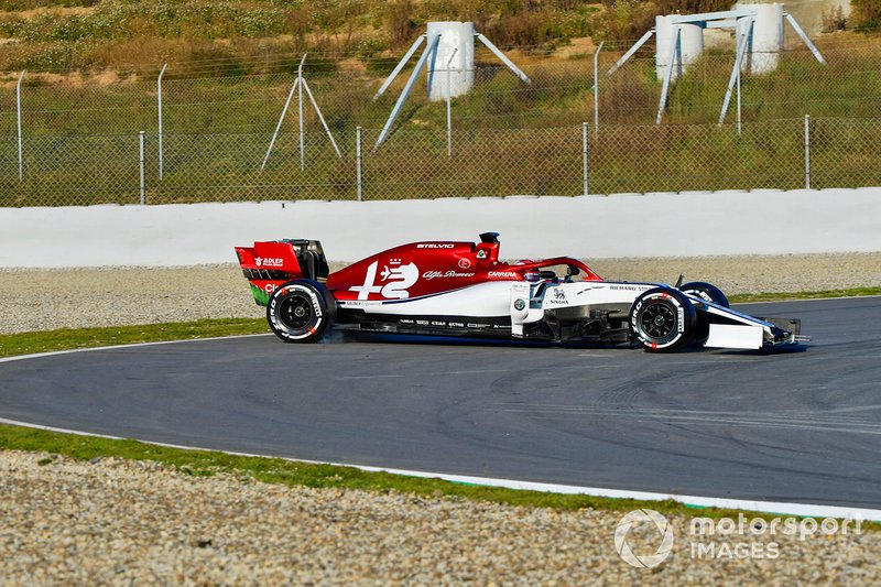 Kimi Raikkonen trompea con el Alfa Romeo Racing C38