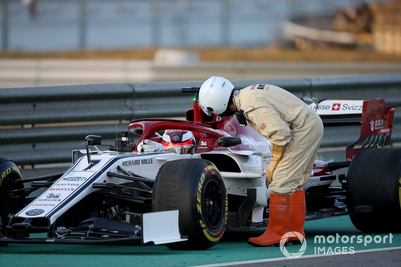 Кімі Райкконен, Alfa Romeo Racing, зупинився на трасі