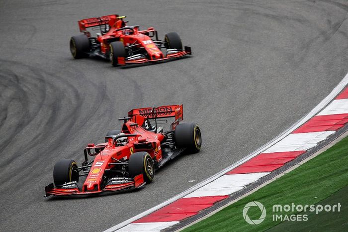 Sebastian Vettel, Ferrari SF90, y Charles Leclerc, Ferrari SF90