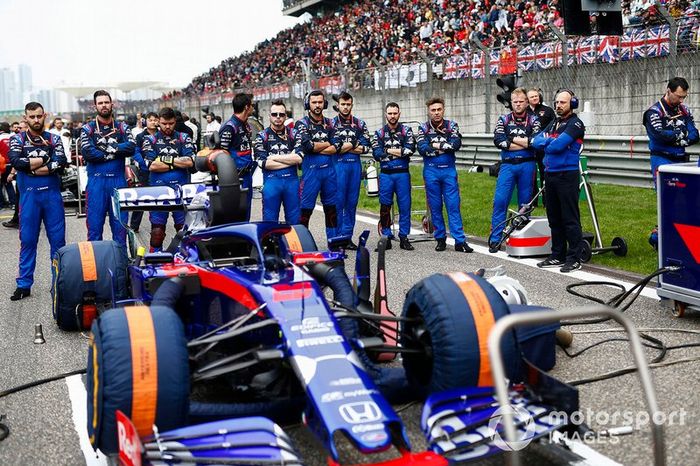 Mecánicos de Toro Rosso con el coche de Daniil Kvyat, Toro Rosso STR14