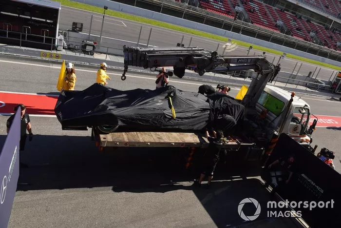 El monoplaza de Valtteri Bottas, Mercedes-AMG F1 W10 es llevado a los boxes