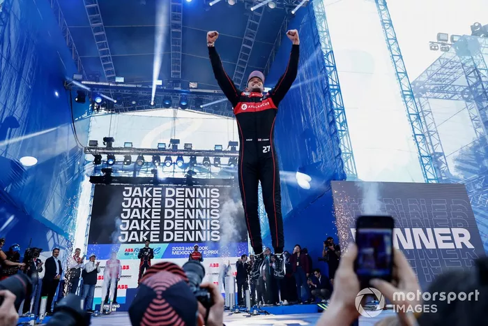Jake Dennis, Andretti Autosport, 1ª posición, en el podio