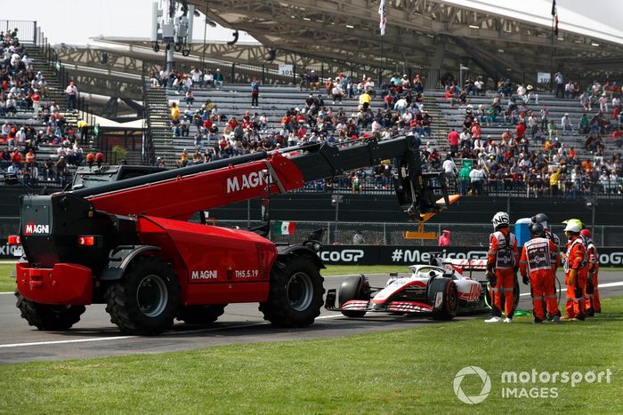 Oficiales de pista retiran el coche de Pietro Fittipaldi, Haas VF-22, tras un problema técnico en la FP1