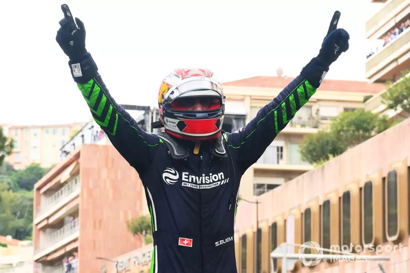 Sébastien, vainqueur de la course, Envision Racing dans le parc ferme