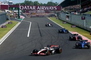 Kevin Magnussen, Haas VF-23 y Alex Albon, Williams FW45 