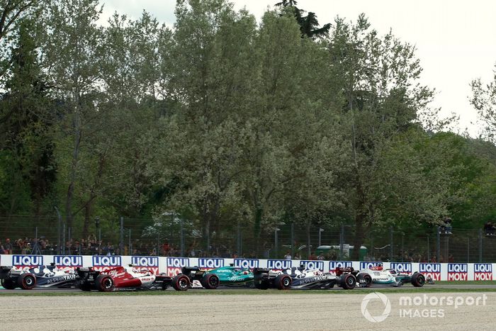 Mick Schumacher, Haas VF-22, George Russell, Mercedes W13, Lewis Hamilton, Mercedes W13, Yuki Tsunoda, AlphaTauri AT03, en la salida