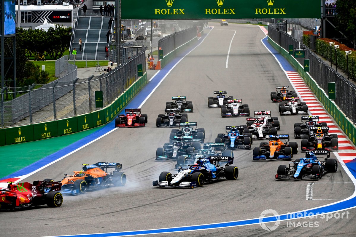 Carlos Sainz Jr., Ferrari SF21, Lando Norris, McLaren MCL35M, George Russell, Williams FW43B, Fernando Alonso, Alpine A521, Lance Stroll, Aston Martin AMR21, Lewis Hamilton, Mercedes W12, and the rest of the field at the start