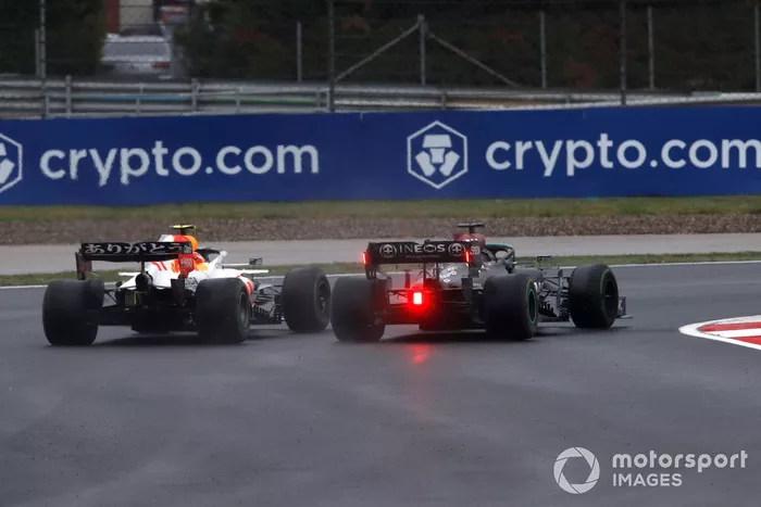 Lewis Hamilton, Mercedes W12, batalla con Sergio Pérez, Red Bull Racing RB16B