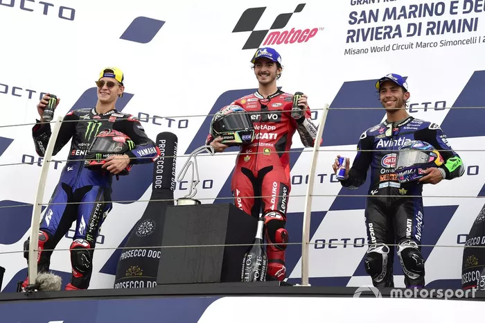 Podio: ganador Francesco Bagnaia, Ducati Team, segundo lugar Fabio Quartararo, Yamaha Factory Racing, tercer lugar Enea Bastianini, Esponsorama Racing