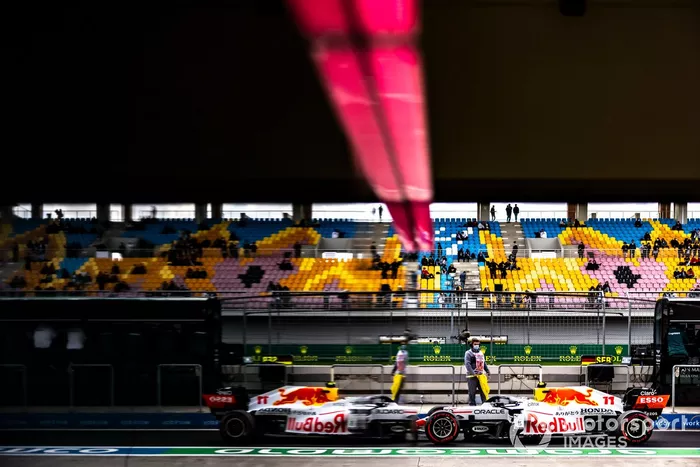 Sergio Pérez, Red Bull Racing RB16B, en el pit lane