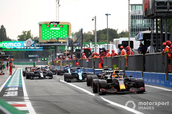 Sergio Perez, Red Bull Racing RB16B, Valtteri Bottas, Mercedes W12, Fernando Alonso, Alpine A521, en el pit lane