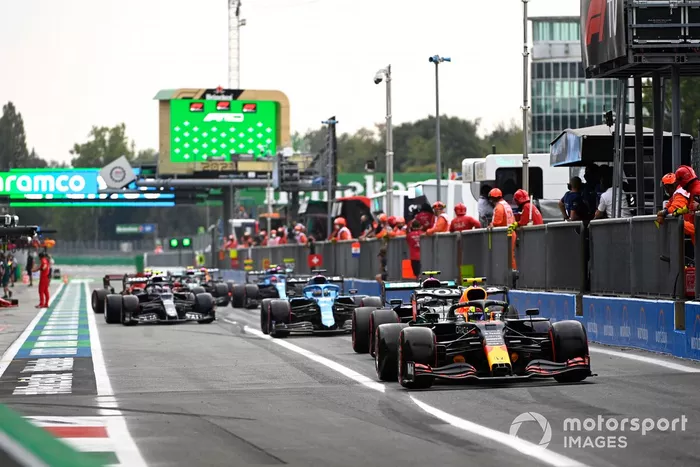 Sergio Perez, Red Bull Racing RB16B, Valtteri Bottas, Mercedes W12, Fernando Alonso, Alpine A521, en el pit lane