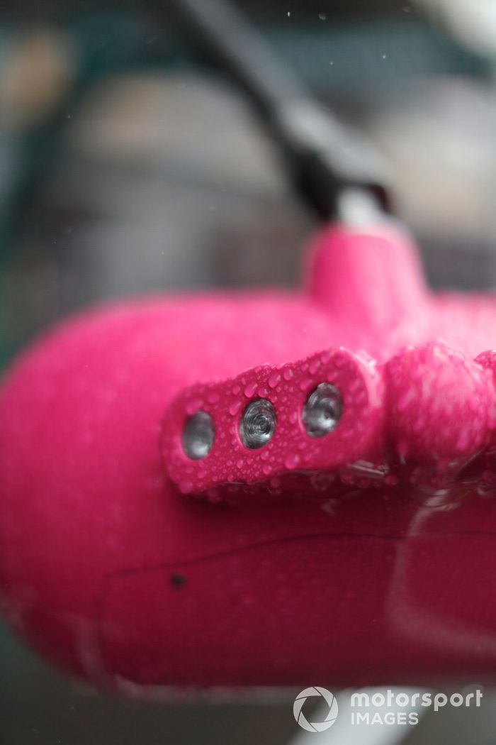 Luces del pit lane empapadas por la lluvia