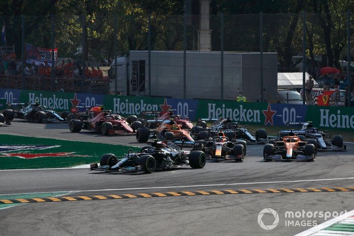 Valtteri Bottas, Mercedes W12, Max Verstappen, Red Bull Racing RB16B, Daniel Ricciardo, McLaren MCL35M, Lando Norris, McLaren MCL35M, y el resto en la primera vuelta