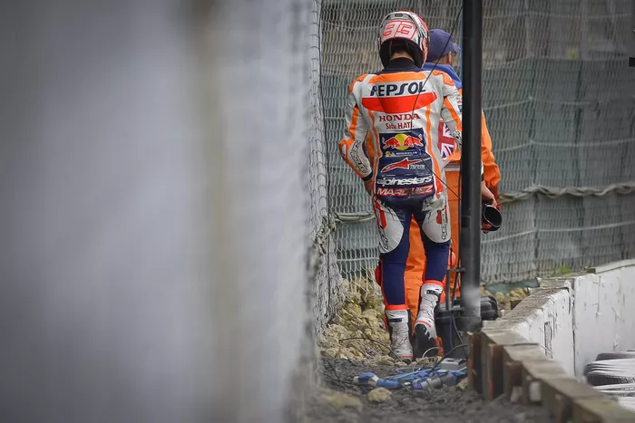 Marc Márquez, Repsol Honda Team, se cae en el GP de Gran Bretaña