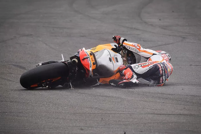 Marc Márquez, Repsol Honda Team, se cae en el GP de Gran Bretaña