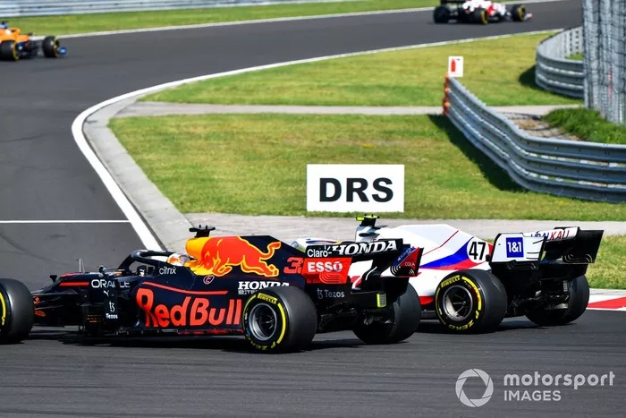 Max Verstappen, Red Bull Racing RB16B, lucha con Mick Schumacher, Haas VF-21