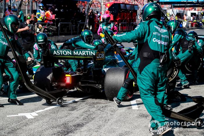 Sebastian Vettel, Aston Martin AMR21, en pits
