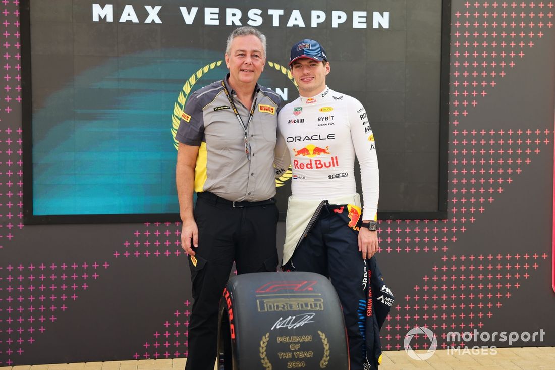 Mario Isola, Diretor da Pirelli Motorsport, entrega a Max Verstappen, da Red Bull Racing, o Prémio Pirelli Pole Man of the Year