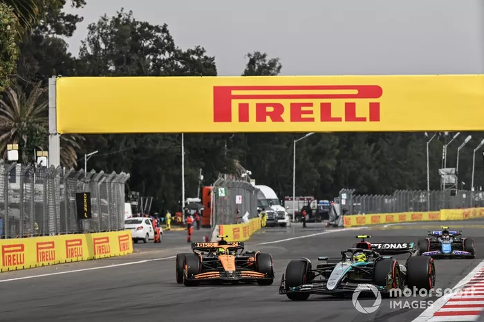 Lewis Hamilton, Mercedes F1 W15, Lando Norris, McLaren MCL38, Pierre Gasly, Alpine A524
