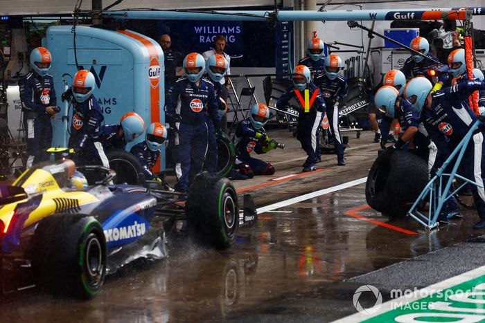 Franco Colapinto, Williams FW46, hace una parada en boxes